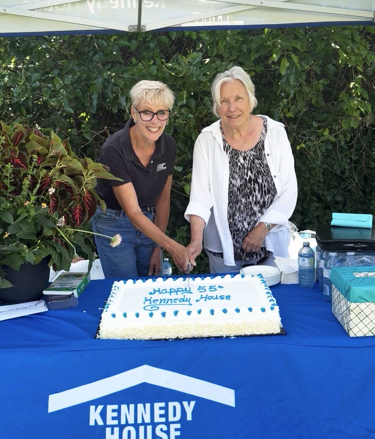Cindy-&-Mary-Cutting-Cake2b
